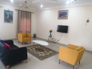 Bungalow, 4 chambres | Aire de séjour | Téléviseur connecté de 43 po avec télévision par satellite, téléviseur