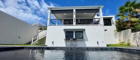 Een verwarmd zwembad