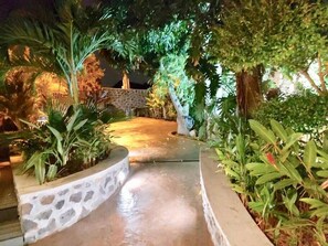 المنطقة المحيطة بالمنشأة