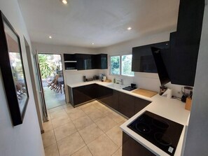 ثلاجة، ميكروويف، فرن، موقد طهي مسطح