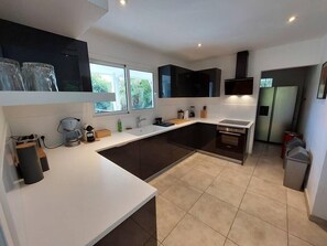 ثلاجة، ميكروويف، فرن، موقد طهي مسطح