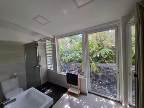 Dusche, Haartrockner, Handtücher, Toilettenpapier