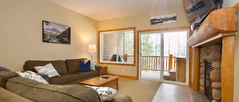 Smart TV, chimenea y libros