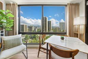 Interior - Newly renovated, Free Parking, One block to Waikiki Beach (Honolulu)