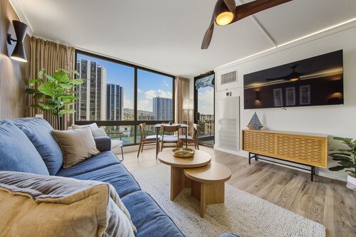 Newly renovated, Free Parking, One block to Waikiki Beach