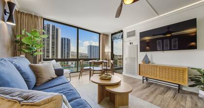 Newly renovated, Free Parking, One block to Waikiki Beach