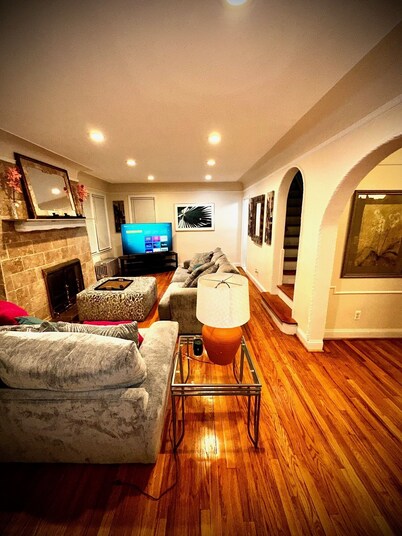 3br 4bed 2 1/2bath Beautiful Home away from home nestled University district.