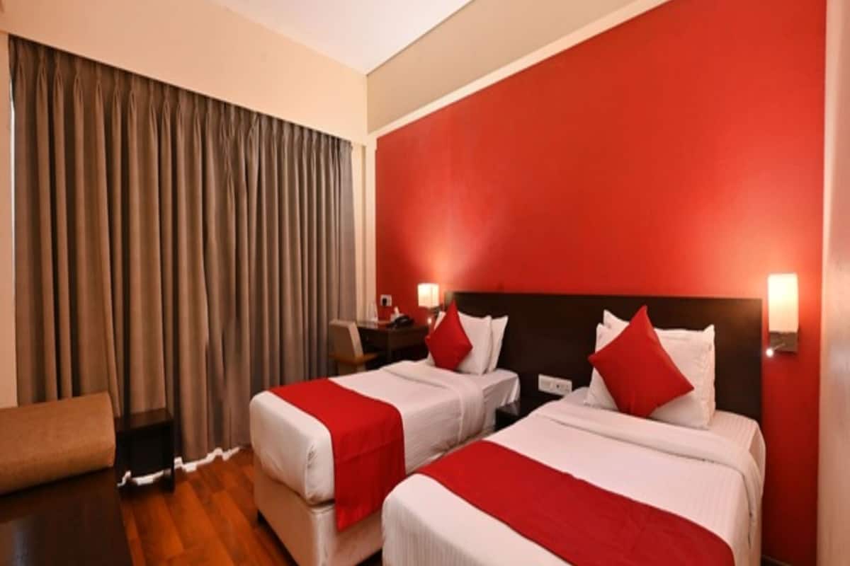 Biancheria da letto di alta qualità, postazione laptop, tende oscuranti