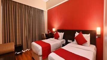 Ropa de cama de alta calidad y espacio para trabajar con laptop