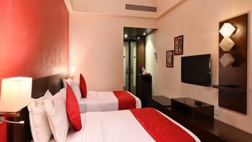 Ropa de cama de alta calidad y espacio para trabajar con laptop