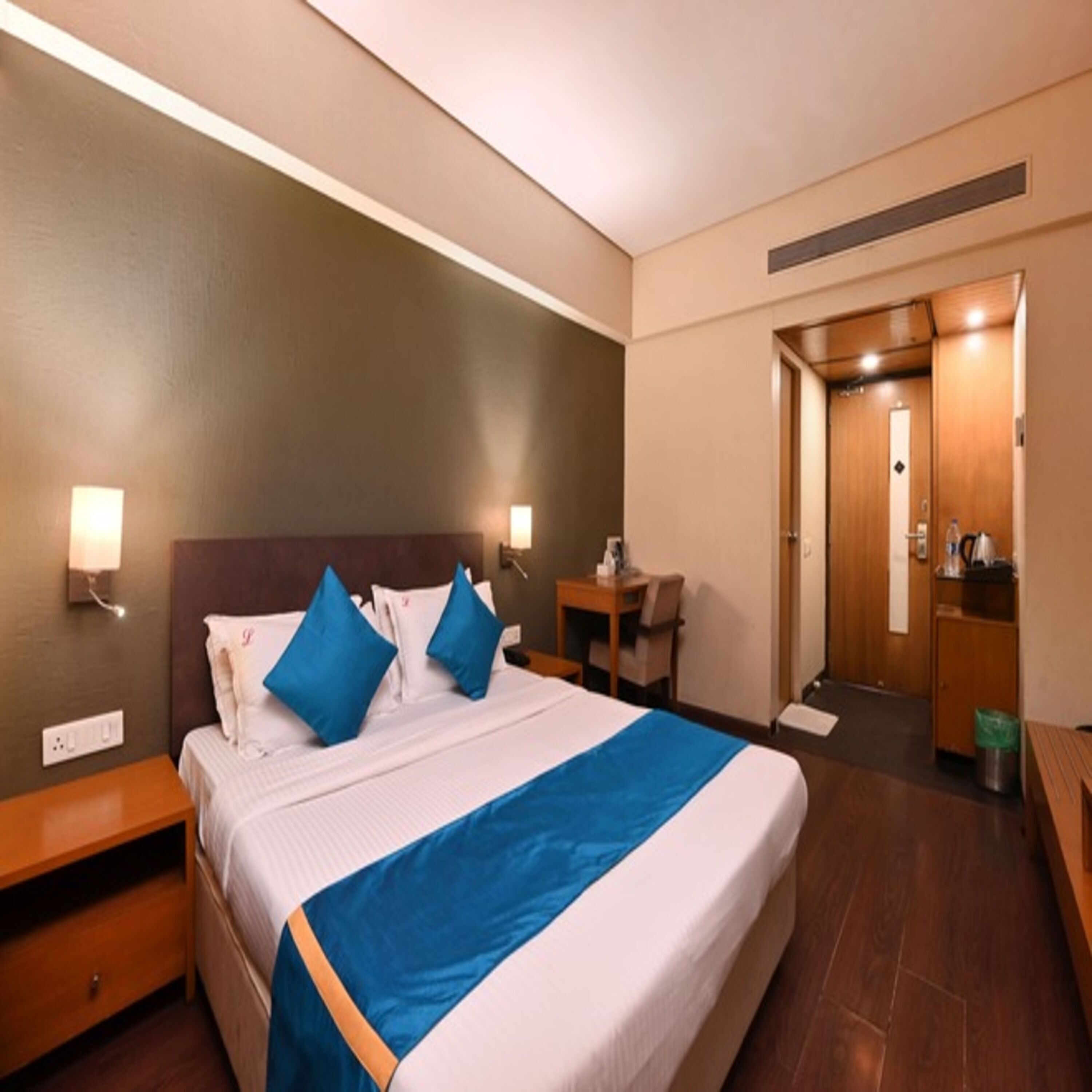 Premium bedding, laptop workspace, blackout drapes, free WiFi