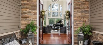 Country Luxury in Private Manor, Pet Friendly, Hot Tub, Indoor Basketball Ct, Billiards, on 2 Acres