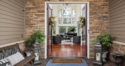 Country Luxury in Private Manor, Pet Friendly, Hot Tub, Indoor Basketball Ct, Billiards, on 2 Acres