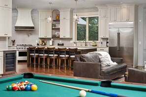Games room - Country Luxury in Private Manor, Pet Friendly, Hot Tub, Indoor Basketball Ct, Billiards, on 2 Acres (Newberg)