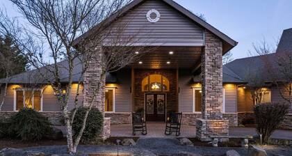 Country Luxury in Private Manor, Pet Friendly, Hot Tub, Indoor Basketball Ct, Billiards, on 2 Acres