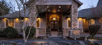 Country Luxury in Private Manor, Pet Friendly, Hot Tub, Indoor Basketball Ct, Billiards, on 2 Acres