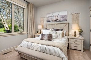 6 soverom, skrivebord, strykejern/-brett og reiseseng for barn