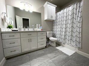 Douche, sèche-cheveux, serviettes fournies, savon