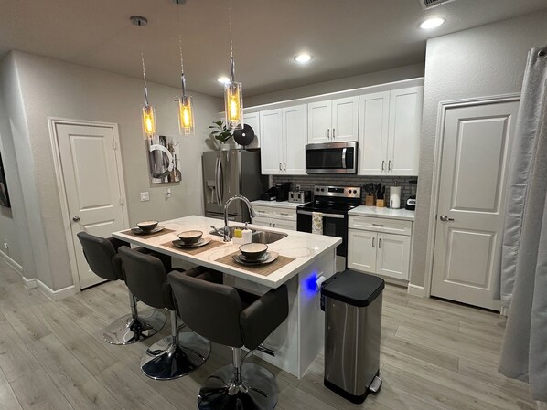 Réfrigérateur, micro-ondes, four, plaque de cuisson