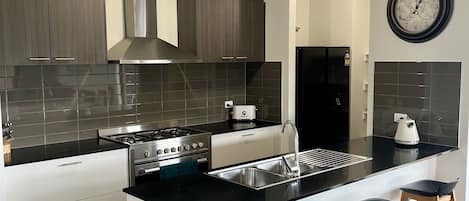 Kühlschrank, Mikrowelle, Ofen, Herdplatte