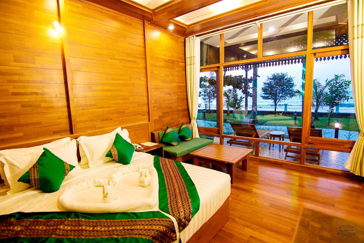 In-room safe, blackout curtains, soundproofing