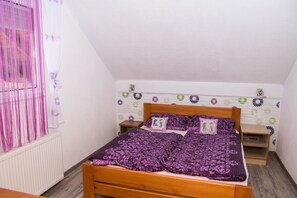 2 bedrooms, travel cot, free WiFi, bed sheets