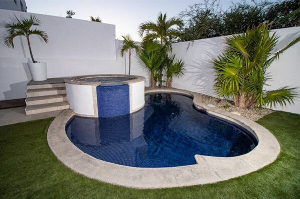 Alberca al aire libre y alberca climatizada