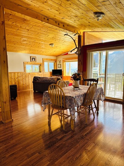 Experience Glacier View charm - cozy 1-bedroom apartment