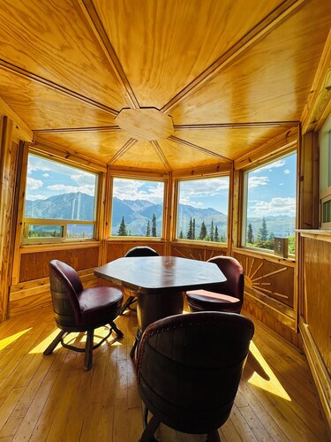 Experience Glacier View charm - cozy 1-bedroom apartment