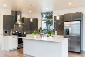 Refrigerador, microondas, horno y parrilla de estufa 