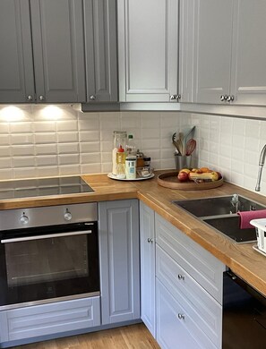 Een koelkast, een microgolfoven, een oven, een kookplaat