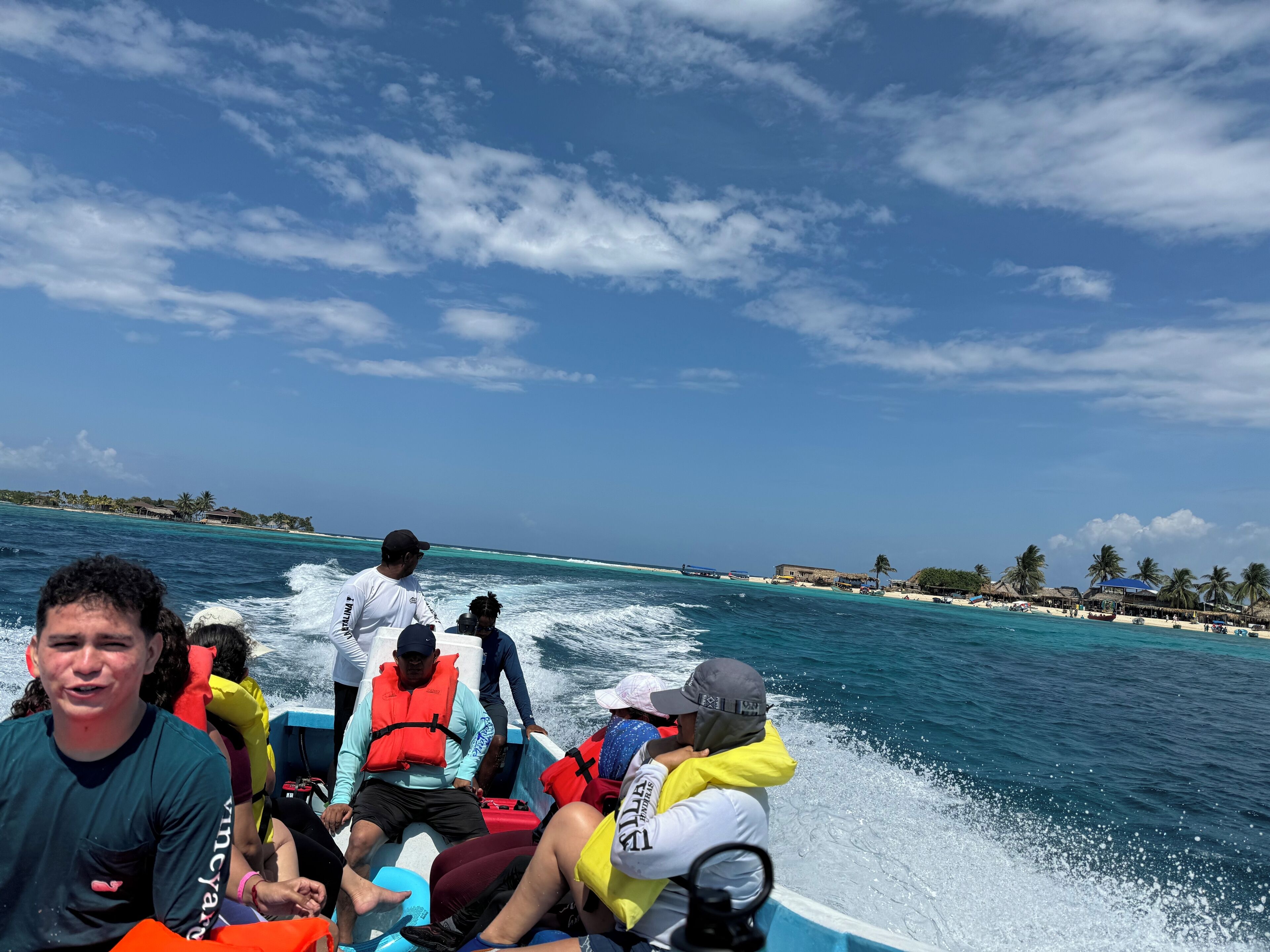 2 dormitorios, caja fuerte, escritorio y Internet