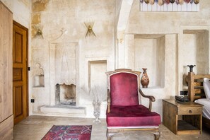 Standard Quadruple Room | Egyptian cotton sheets, premium bedding, down comforters - Uzay Cave Suite Hotel (Ürgüp)