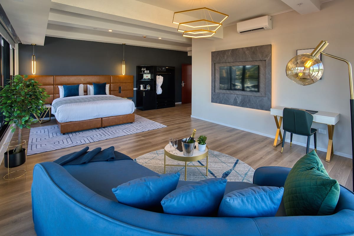 Suite estudio ejecutiva | Ropa de cama de alta calidad, camas con pillow-top y minibar