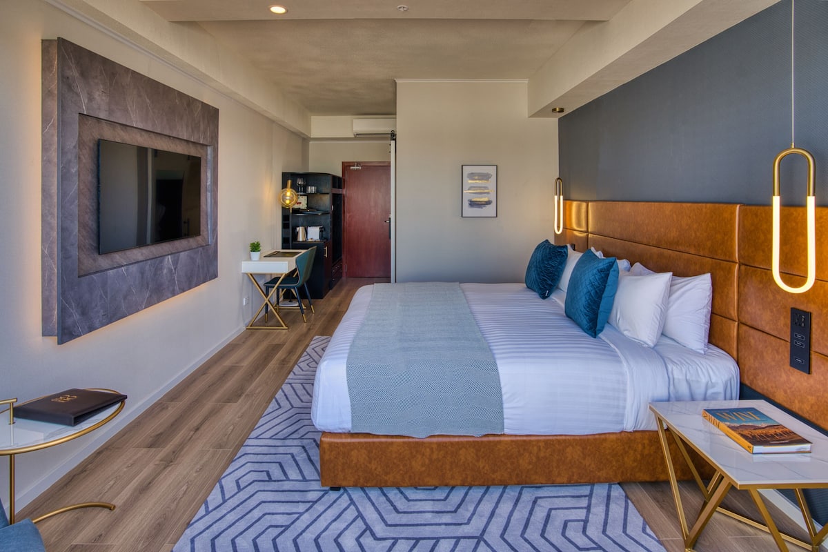 Ropa de cama de alta calidad, camas con pillow-top y minibar