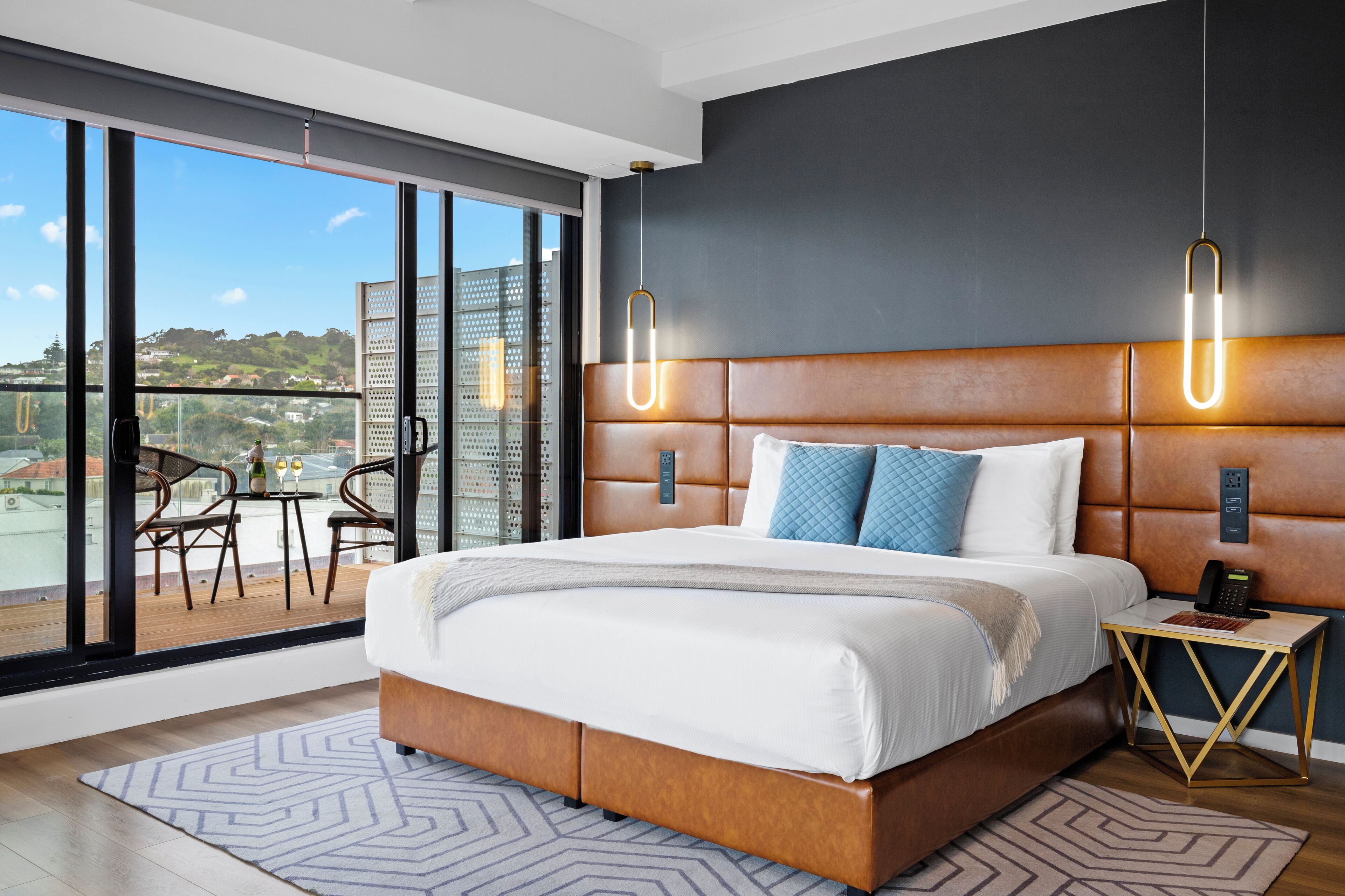 Ropa de cama de alta calidad, colchones con pillow-top y minibar 