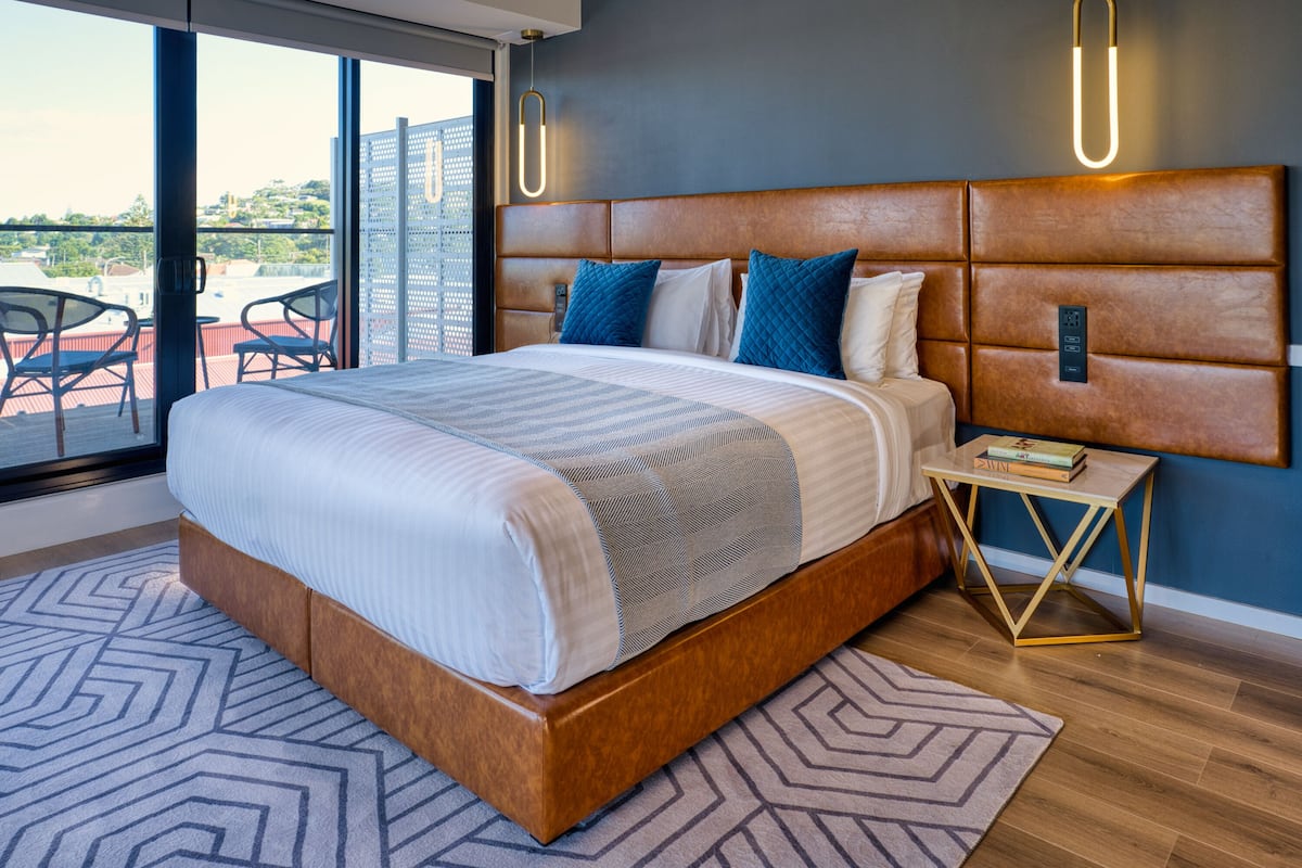 Ropa de cama de alta calidad, camas con pillow-top y minibar