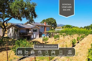 Casa con vi ñedo, 5 habitaciones, jacuzzi, vista al bosque, admite mascotas, ping-pong, espacio de trabajo, sala de juegos Pac-Man y patio/balcón.