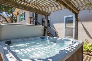 Outdoor spa tub - Family Fun w/Spa by Standout Stays (Sonoma)