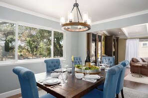 Dining - Family Fun w/Spa by Standout Stays (Sonoma)