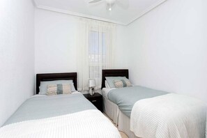 2 habitaciones, tabla de planchar con plancha, wifi y ropa de cama 