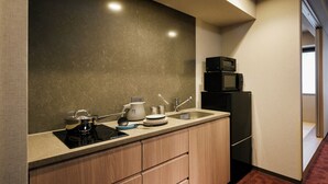 A compact kitchen with a microwave, kettle, and sink. - Minn Nihonbashi (Tokyo)