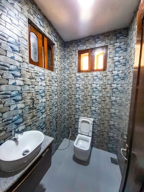 Shower, rainfall showerhead, free toiletries, bathrobes