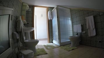 Combinazione doccia/vasca, asciugacapelli, asciugamani
