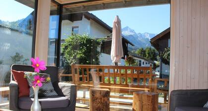 Exclusive Mondholz vacation apartment in a very quiet and central location in Garmisch