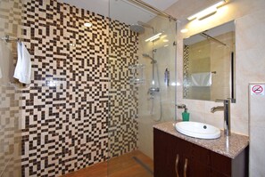 Sèche-cheveux, serviettes fournies, savon, shampoing