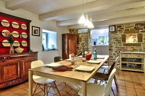 Dining - Stone House in Huelgoat, Brittany (Huelgoat)