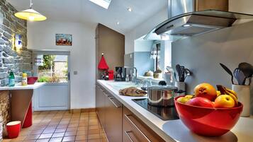 KjĂžleskap, mikrobĂžlgeovn, ovn og kokeplater