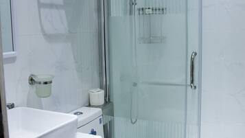 Shower, pancuran hujan, kloset, dan handuk