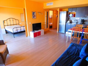 2 habitaciones y tabla de planchar con plancha 